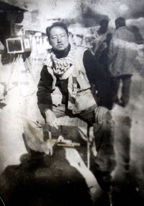 A year after graduating from NYU Tisch School of the Arts, Chang W. Lee (TSOA ’93) landed an internship at The New York Times, where his fast-paced reporting earned him the nickname ‘Tornado.’ “I’d storm around the city covering stories and taking photos,” says Lee, who was hired