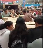 SOYTALIVAN's tweet image. Qué pedo con esa gente peleando por una pantalla...🤦🏻‍♂️
Lo bueno que con el putazo que le solté a uno, soltó la caja ahora ya es mía jajaja 🤣🤣🤣
#BuenFin2024 #NoMamar #Pipope