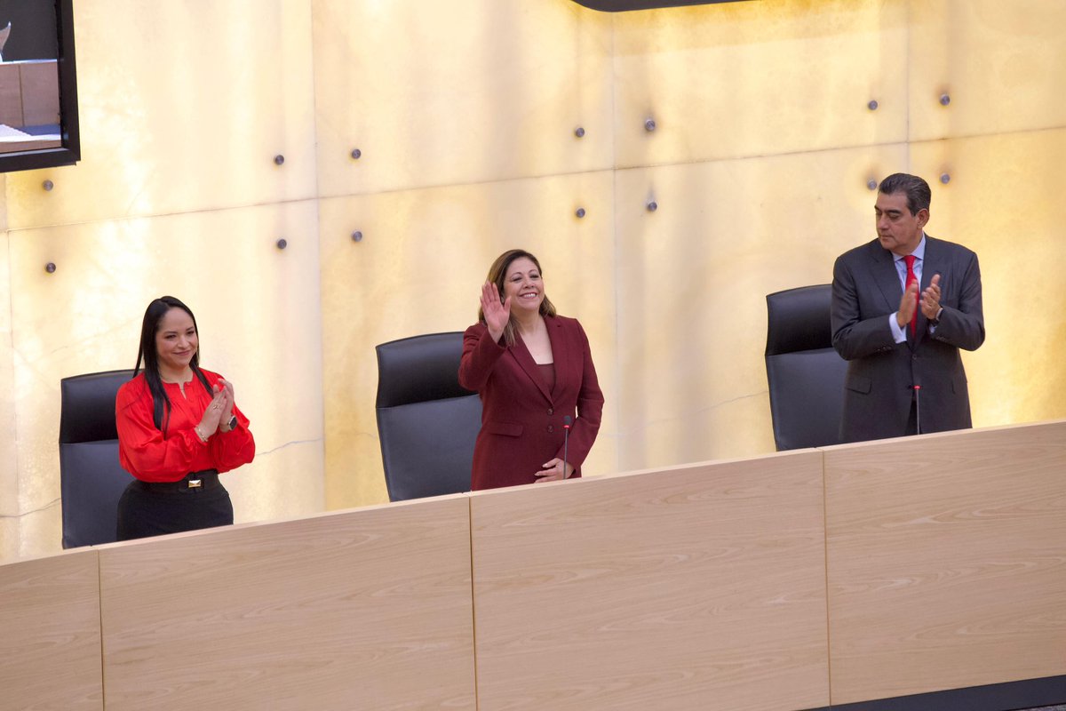 artemisa_laura's tweet photo. #NuevaSede Al inaugurar este lugar que será el recinto del #PoderLegislativo, es también preciso recordar que por más de un siglo los muros del actual @CongresoPue fueron testigos de la transformación de la entidad, del diálogo, debate, pluralidad, de la alternancia, de reconocimiento de derechos y valiosas aportaciones, en suma, de la construcción de la grandeza de #Puebla.
Hoy, desde esta nueva y hermosa sede, se atestiguará el inicio de un nuevo ciclo de transformación, impulsado a partir del humanismo, enmarcado por el desarrollo y el crecimiento de sus habitantes; enfocado en el rescate de lo tradicional, lo comunitario, lo que nos ha forjado y sigue siendo característico de nuestra grandeza.
Esta #LXIILegislatura tiene su visión puesta en el futuro; quienes la integramos asumimos la responsabilidad con compromiso, conscientes de los retos y pendientes, los cuales sortearemos con altura, inclusión, diálogo y consenso.
Reconocemos al Gobernador @SergioSalomonC, por ser impulsor y ejecutor de esta obra emblemática para #Puebla y sus habitantes.
#PensarEnGrande👏🏽.