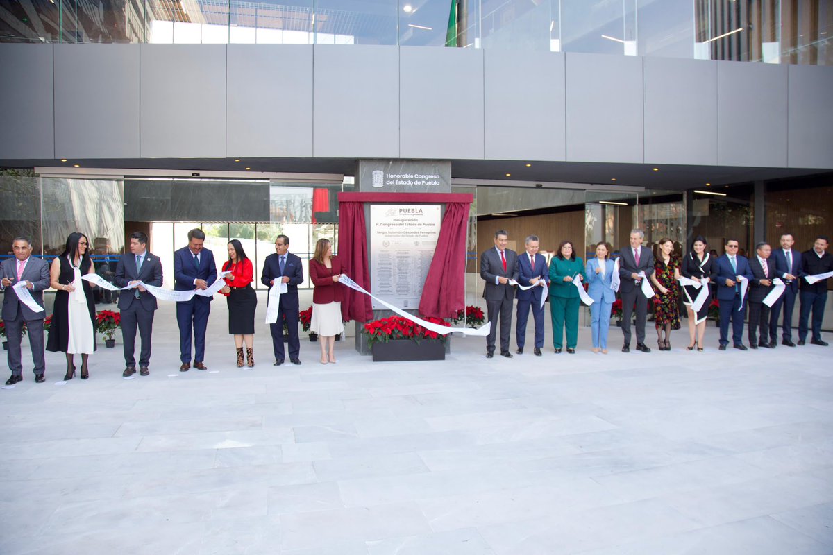 artemisa_laura's tweet photo. #NuevaSede Al inaugurar este lugar que será el recinto del #PoderLegislativo, es también preciso recordar que por más de un siglo los muros del actual @CongresoPue fueron testigos de la transformación de la entidad, del diálogo, debate, pluralidad, de la alternancia, de reconocimiento de derechos y valiosas aportaciones, en suma, de la construcción de la grandeza de #Puebla.
Hoy, desde esta nueva y hermosa sede, se atestiguará el inicio de un nuevo ciclo de transformación, impulsado a partir del humanismo, enmarcado por el desarrollo y el crecimiento de sus habitantes; enfocado en el rescate de lo tradicional, lo comunitario, lo que nos ha forjado y sigue siendo característico de nuestra grandeza.
Esta #LXIILegislatura tiene su visión puesta en el futuro; quienes la integramos asumimos la responsabilidad con compromiso, conscientes de los retos y pendientes, los cuales sortearemos con altura, inclusión, diálogo y consenso.
Reconocemos al Gobernador @SergioSalomonC, por ser impulsor y ejecutor de esta obra emblemática para #Puebla y sus habitantes.
#PensarEnGrande👏🏽.