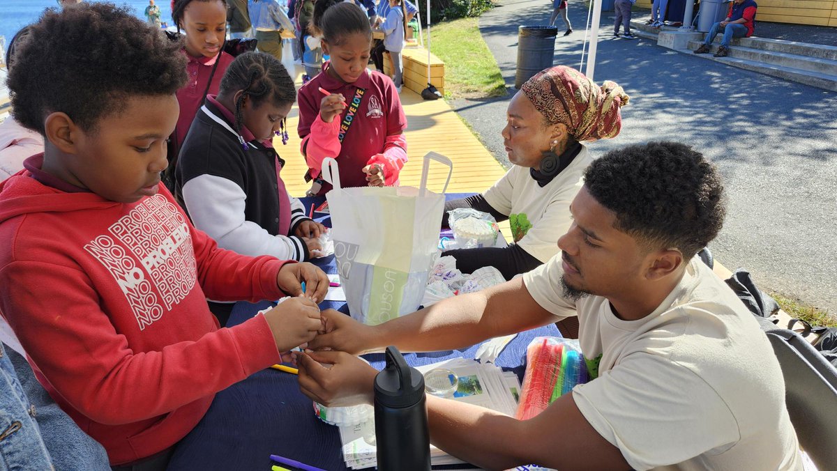 CityofNewarkNJ's tweet photo. Had an amazing time at @nwk_sustainable's 2024 Fall Canoemobile! ππ£ββοΈ Learning about aquatic sustainability while paddling on the Passaic River was a blast. Our community is all about keeping Newark green and healthy! π #Canoemobile #Sustainability #NewarkPride https://t.co/37frCTpWWb