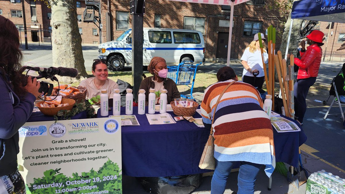 CityofNewarkNJ's tweet photo. Had an amazing time at @nwk_sustainable's 2024 Fall Canoemobile! ππ£ββοΈ Learning about aquatic sustainability while paddling on the Passaic River was a blast. Our community is all about keeping Newark green and healthy! π #Canoemobile #Sustainability #NewarkPride https://t.co/37frCTpWWb
