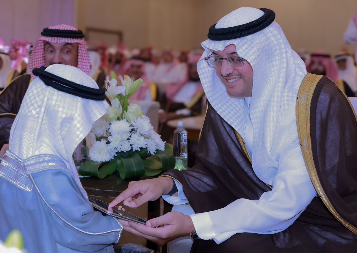 m_aljafry's tweet photo. رعى صاحب السمو الملكي الأمير #سعود_بن_طلال بن بدر محافظ #الأحساء الرئيس الفخري للجمعية الخيرية لتحفيظ القرآن الكريم بمحافظة الأحساء ، حفل تكريم طلاب حلقات مجمع عبدالعزيز بن سليمان العفالق وإطلاق الخطة الاستراتيجية للمجمع ،أقيم الحفل مساء يوم " الإثنين" في قاعة فندق الأحساء إنتركونتيننتال ، بحضور رئيس الجمعية ناصر بن محمد النعيم، وأعضاء مجلس إدارة الجمعية، وعدد من أصحاب السمو والفضيلة والسعادة ، ومسؤولي الجهات الحكومية ورجال الأعمال والأعيان في المحافظة.

وأكد سموّه خلال الحفل أن العناية بالقرآن الكريم وعلومه، وتشجيع حفظه وتدبره، من أولويات القيادة الحكيمة -أيدها الله- التي تولي جمعيات تحفيظ القرآن الكريم دعماً كبيراً لتحقيق رسالتها السامية، وبناء أجيال تتحلى بأخلاق القرآن الكريم وقيمه.

بدأ الحفل بتلاوة عطرة من آيات القرآن الكريم، أعقبها تدشين الهوية الجديدة للمجمع ، وألقى رئيس الجمعية، ناصر النعيم، كلمة أشاد فيها بدعم القيادة الرشيدة -حفظها الله- لجمعيات تحفيظ القرآن الكريم في المملكة، مؤكداً أهمية هذا الدعم في تمكينها من أداء رسالتها

تضمن الحفل عرضاً مرئياً أبرز التحولات الإيجابية التي شهدها مجمع الحلقات، بالإضافة إلى إطلاق الخطة الاستراتيجية الجديدة للمجمع. وقد أُعدت الخطة بالتعاون مع بيت خبرة متخصص، بهدف تعزيز مكانة الأحساء في المسابقات القرآنية الدولية، ورفع مستوى كفاءة الحلقات التعليمية.
في ختام الحفل، كرّم سمو المحافظ الطلاب الخاتمين لكتاب الله تعالى، والفائزين في مسابقة عبدالعزيز بن سليمان العفالق للحلقات الصيفية، تقديراً لجهودهم وإنجازاتهم.

وأعرب رئيس الجمعية، ناصر النعيم، عن شكره وتقديره لسمو محافظ الأحساء على دعمه واهتمامه بحلقات تحفيظ القرآن الكريم، كما وجه شكره لعبدالعزيز بن سليمان العفالق على دعمه المستمر للحلقات، وتكفله بهذا الحفل إيماناً منه بأهمية القرآن الكريم وأثره في المجتمع ، مؤكداً أن هذا الدعم يشكل حافزاً كبيراً للجمعية لتحقيق المزيد من التميز والإنجازات.

يعكس هذا الحفل التزام محافظة الأحساء وأهلها بدعم القرآن الكريم وتعزيز حضوره في المجتمع، ضمن رؤية تسعى لبناء جيل قرآني متمسك بقيمه وأخلاقه.