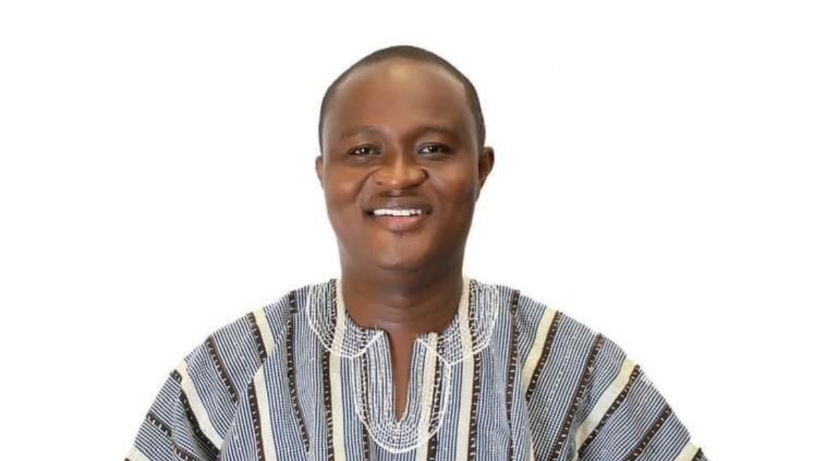 elsolo_gh's tweet image. This is Mr. Kwaku Kwarteng, He is the PRO of the Education ministry! On a live interview with @JoyNewsOnTV tonight, he couldn’t explain why the rice were repackaged if indeed it was wholesome for consumption! They don’t look like the mess they create! Mmoa. 

 #Newfile #JoyNews