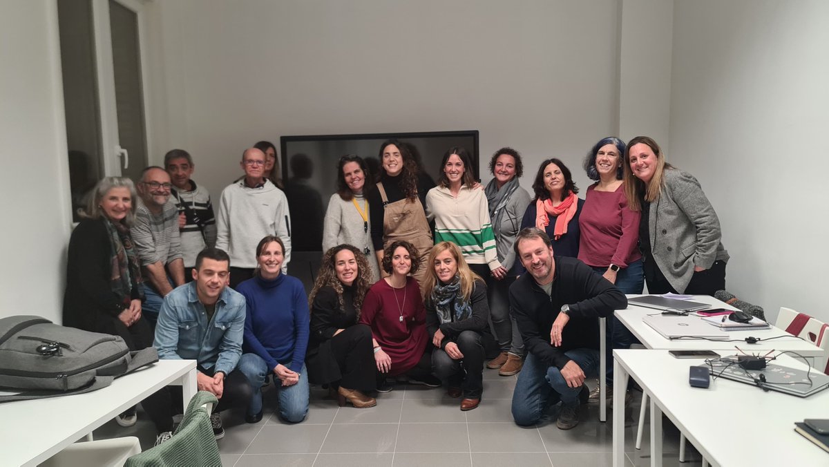✨ ¡Qué gran MeetUp en Pamplona en el colegio <a href="/StaLuisaM/">StaLuisa de Marillac</a> 
💡 Grow with Google: Herramientas para empleo.
🤖 IA en educación: Recursos prácticos.
📚 NotebookLM: Transformando datos en conocimiento.

Gracias a todos por aprender y compartir🚀
#Educación #InnovaciónDocente #GEG