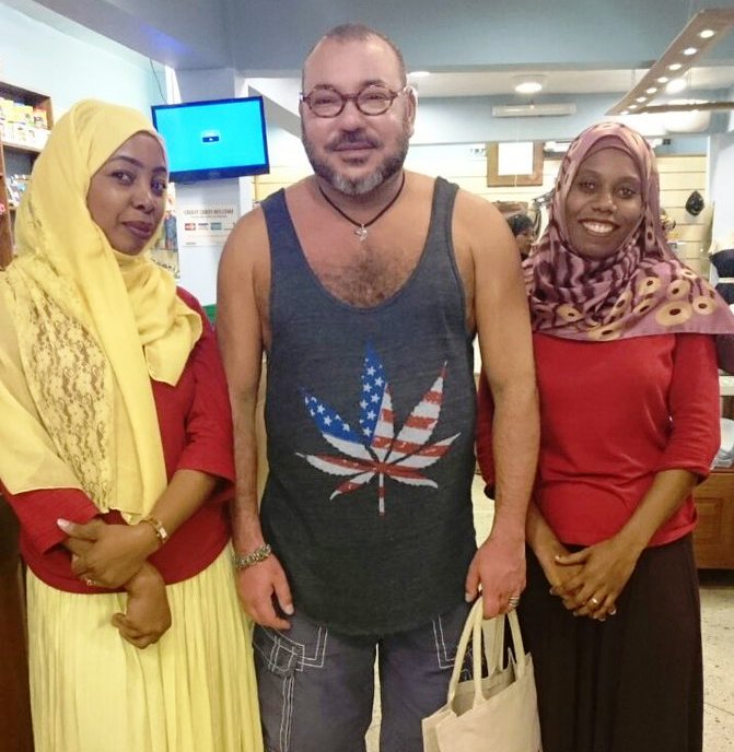 springfield_dz's tweet photo. Les marocains 🇲🇦 ont tellement honte de l'apparence de leur roi. En quoi cette photo est-elle si dérangeante? Il a pourtant l'habitude de s'habiller de façon ... "extravagante", non ? https://t.co/6wBTGWeJYb