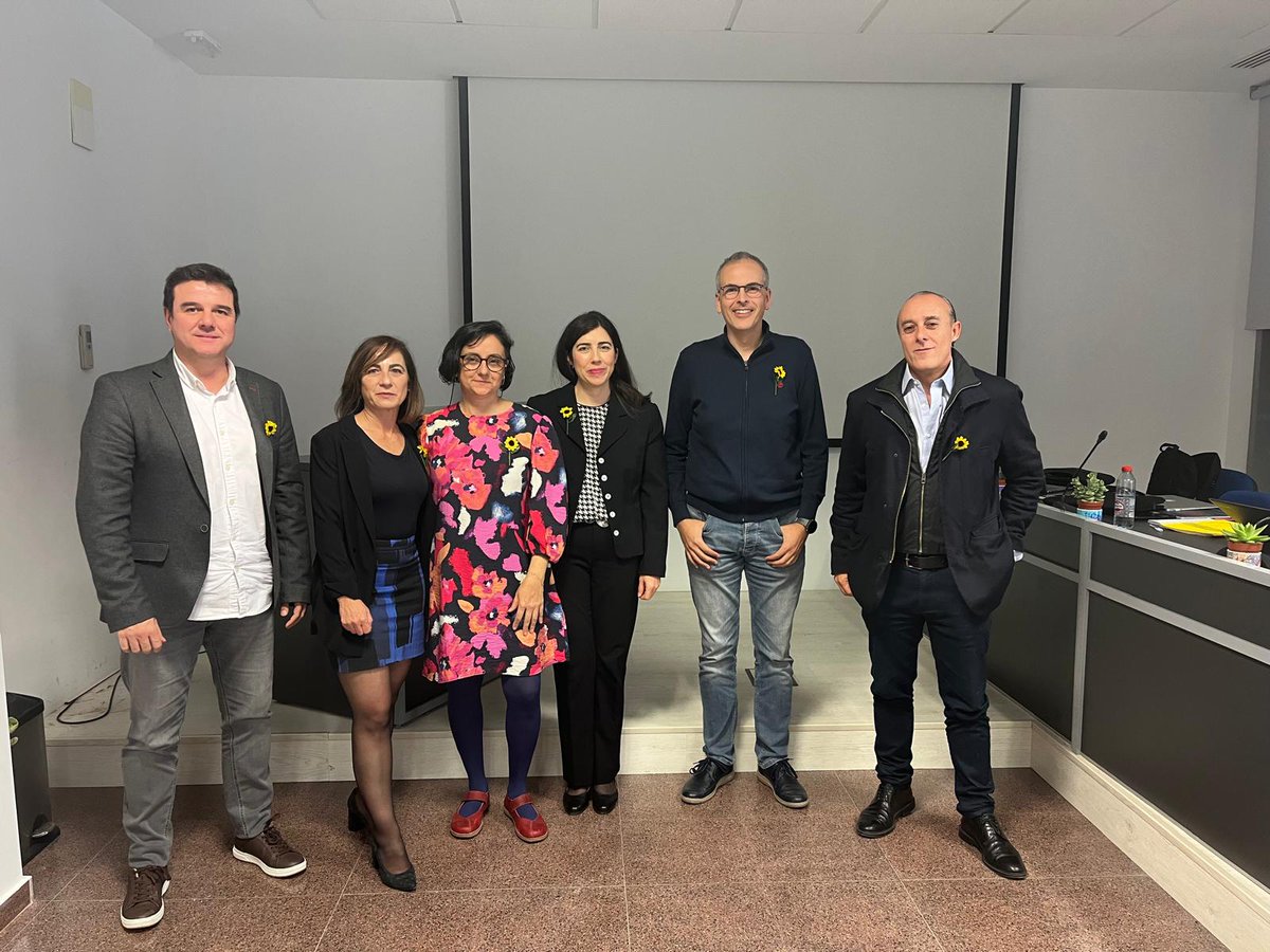 Gracias Yolanda y a TODAS las personas que me han acompañado a lo largo de estos años. Las plazas vinculadas permiten a diario en las aulas 1)unir teoría y práctica 2)dinamizar la investigación en cuidados. Agradecida a <a href="/Investenisciii/">Investén-isciii</a> y a la apuesta de <a href="/UMU/">Universidad Murcia</a> <a href="/Murciasalud/">Murciasalud</a>