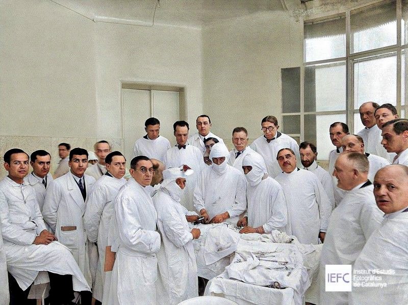 Els doctors Josep Trueta i Manuel Corachan en un procediment quirúrgic a l'Hospital de Sant Pau, als anys 30.
#Guinardó #PoblesdelPla 

📸 Col·lecció Merletti/IEFC (B/N)