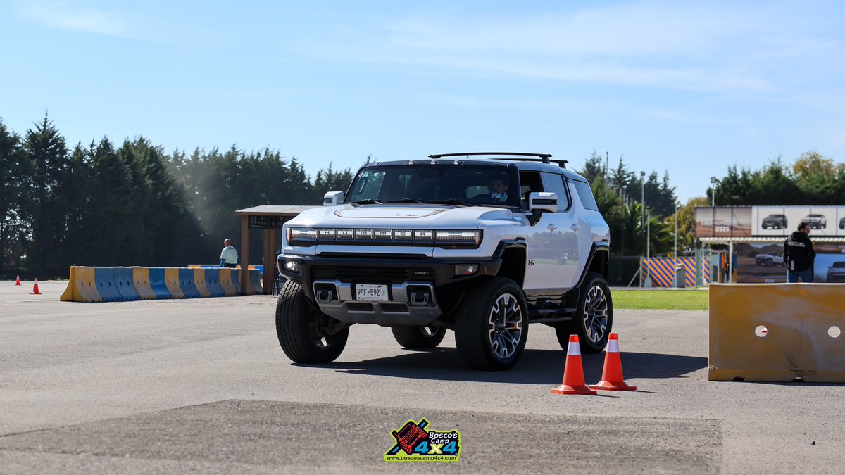 boscoscamp4x4's tweet photo. Crab Walk: Esta función permite que los neumáticos traseros giren hasta 10º en dirección con los delanteros, otorgando mayor precisión para movimientos delicados en off road y al estacionarse. #HummerEV #GMCHummerEv https://t.co/UjXRZV1Fux