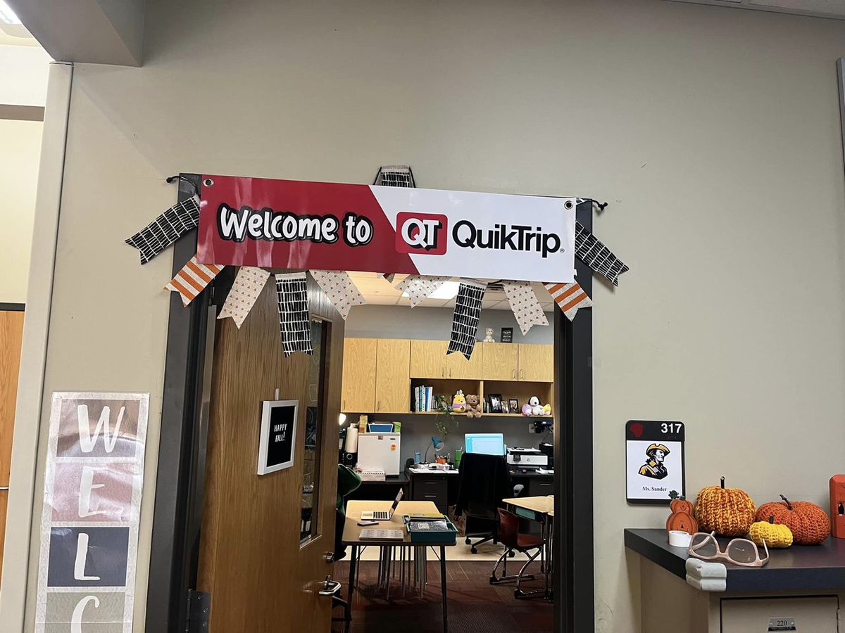 QuikTrip's tweet photo. 4th grade classes at Northwoods Fine Arts &amp; Academy put math skills to the test with #CurriQLum. Students took turns as cashiers &amp; customers, learning real-life skills in a fun way. Teachers, want this for your classroom? 

Sign up for a free math kit at https://t.co/WdLjHh3V03 https://t.co/rIYMZGBHxj