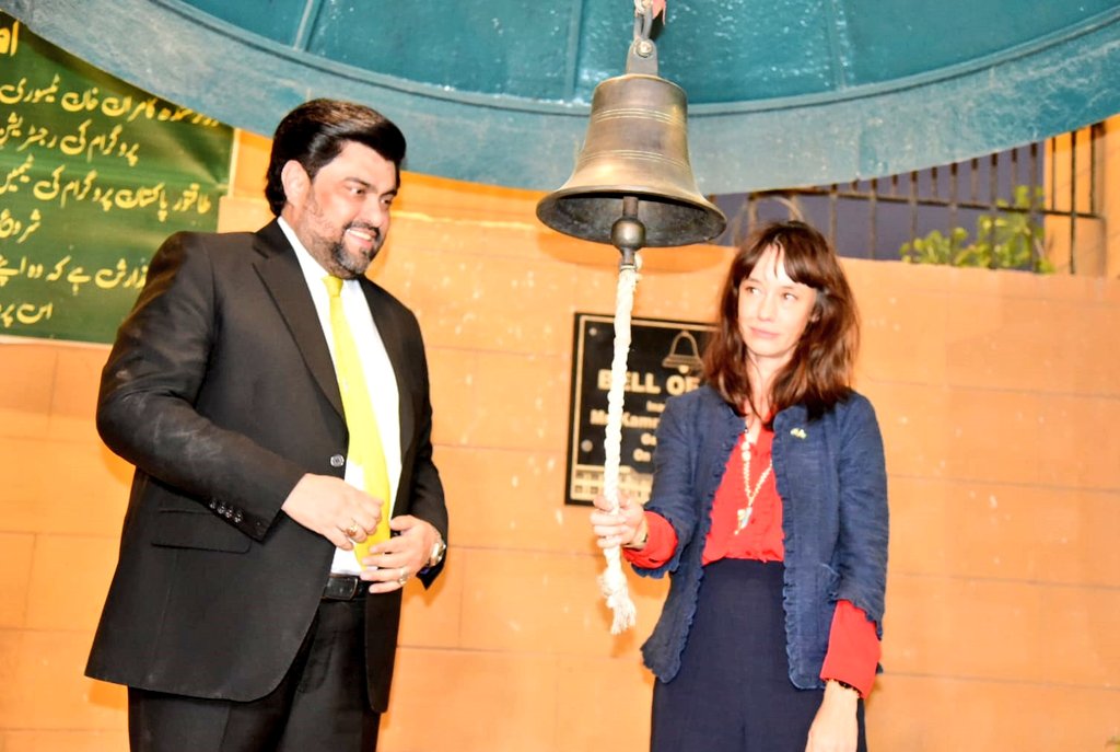 KamranTessoriPk's tweet photo. سویڈن کی نئی تعینات سفیر Ms. Alexandra Berg Von Linde سے گورنرہاﺅس میں ملاقات میں پاک سویڈن دوطرفہ تعلقات ، سرمایہ کاری ، تجارت میں اضافہ اور دلچسپی کے دیگر امور پر تبادلہ خیال کیا ۔ Ms. Alexandra Berg Von کو پاکستان میں سفیر تعینات ہونے پر مبارک باد دی اوران کے لئے نیک خواہشات کا اظہار کیا۔ پاک سویڈن دوطرفہ تعلقات وقت کے ساتھ ساتھ مزید مستحکم ہورہے ہیں ۔سویڈن سفیر سے کہاکہ سویڈن کے سرمایہ کار صوبہ میں سرمایہ کاری کریں ۔ صوبہ کے پرکشش شعبے ، تجربہ کار ، اعلیٰ تعلیم یافتہ نوجوان افراد ی قوت سرمایہ کاری کے لئے اہم ثابت ہوگی ۔ سویڈن کی سفیر نے کہا کہ سویڈن کے سرمایہ کارصوبہ کے مختلف شعبوں میں بھرپور دلچسپی رکھتے ہیں ۔ سویڈن سفیر نے بابائے قوم قائداعظم ؒ کا تاریخی کمرہ میں رکھی گئیں اشیاءکا جائزہ لیا۔ گورنرہاﺅس میں شجر کاری مہم کے تحت پودا لگایا اور پرچم کشائی بھی کی۔ بعد ازاں سویڈن کی سفیر نے گورنر ہاﺅس میں مہمانوں کی کتاب میں اپنے تاثرات بھی تحریر کئے ۔سویڈن کی سفیر نے” امید کی گھنٹی “ بجاکر خوشگوار حیرت کا اظہار کرتے ہوئے کہا کہ یہ بہت ہی منفرد آئیڈیا ہے اس سے عوام کی مشکلات میں نمایاں کمی آئے گی ۔ سویڈن کی سفیر نے آئی ٹی مارکی کا دورہ کیا اور جدید کورسز کی مفت تربیت پر کہا کہ گورنراینیشیٹیو کے اس اقدام سے نوجوانوں کا تابناک مستقبل یقینی ہے ۔