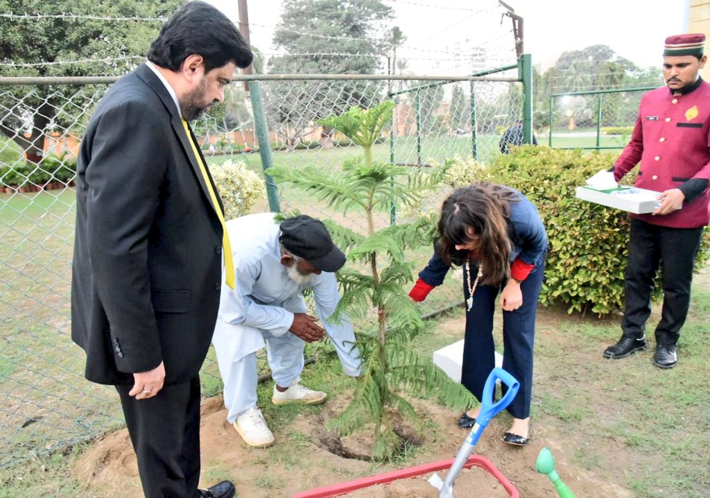 KamranTessoriPk's tweet photo. سویڈن کی نئی تعینات سفیر Ms. Alexandra Berg Von Linde سے گورنرہاﺅس میں ملاقات میں پاک سویڈن دوطرفہ تعلقات ، سرمایہ کاری ، تجارت میں اضافہ اور دلچسپی کے دیگر امور پر تبادلہ خیال کیا ۔ Ms. Alexandra Berg Von کو پاکستان میں سفیر تعینات ہونے پر مبارک باد دی اوران کے لئے نیک خواہشات کا اظہار کیا۔ پاک سویڈن دوطرفہ تعلقات وقت کے ساتھ ساتھ مزید مستحکم ہورہے ہیں ۔سویڈن سفیر سے کہاکہ سویڈن کے سرمایہ کار صوبہ میں سرمایہ کاری کریں ۔ صوبہ کے پرکشش شعبے ، تجربہ کار ، اعلیٰ تعلیم یافتہ نوجوان افراد ی قوت سرمایہ کاری کے لئے اہم ثابت ہوگی ۔ سویڈن کی سفیر نے کہا کہ سویڈن کے سرمایہ کارصوبہ کے مختلف شعبوں میں بھرپور دلچسپی رکھتے ہیں ۔ سویڈن سفیر نے بابائے قوم قائداعظم ؒ کا تاریخی کمرہ میں رکھی گئیں اشیاءکا جائزہ لیا۔ گورنرہاﺅس میں شجر کاری مہم کے تحت پودا لگایا اور پرچم کشائی بھی کی۔ بعد ازاں سویڈن کی سفیر نے گورنر ہاﺅس میں مہمانوں کی کتاب میں اپنے تاثرات بھی تحریر کئے ۔سویڈن کی سفیر نے” امید کی گھنٹی “ بجاکر خوشگوار حیرت کا اظہار کرتے ہوئے کہا کہ یہ بہت ہی منفرد آئیڈیا ہے اس سے عوام کی مشکلات میں نمایاں کمی آئے گی ۔ سویڈن کی سفیر نے آئی ٹی مارکی کا دورہ کیا اور جدید کورسز کی مفت تربیت پر کہا کہ گورنراینیشیٹیو کے اس اقدام سے نوجوانوں کا تابناک مستقبل یقینی ہے ۔
