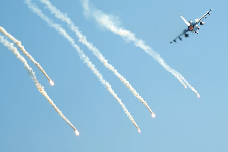 We just submitted comments against Air Force's horrific plan to vastly increase combat training over wildlife refuges, national parks, Tribal Nations &amp; rural communities.

Sonic booms, fire risk &amp; F-35s buzzing 100ft above our heads? No thanks. Read: biologicaldiversity.org/programs/publi…