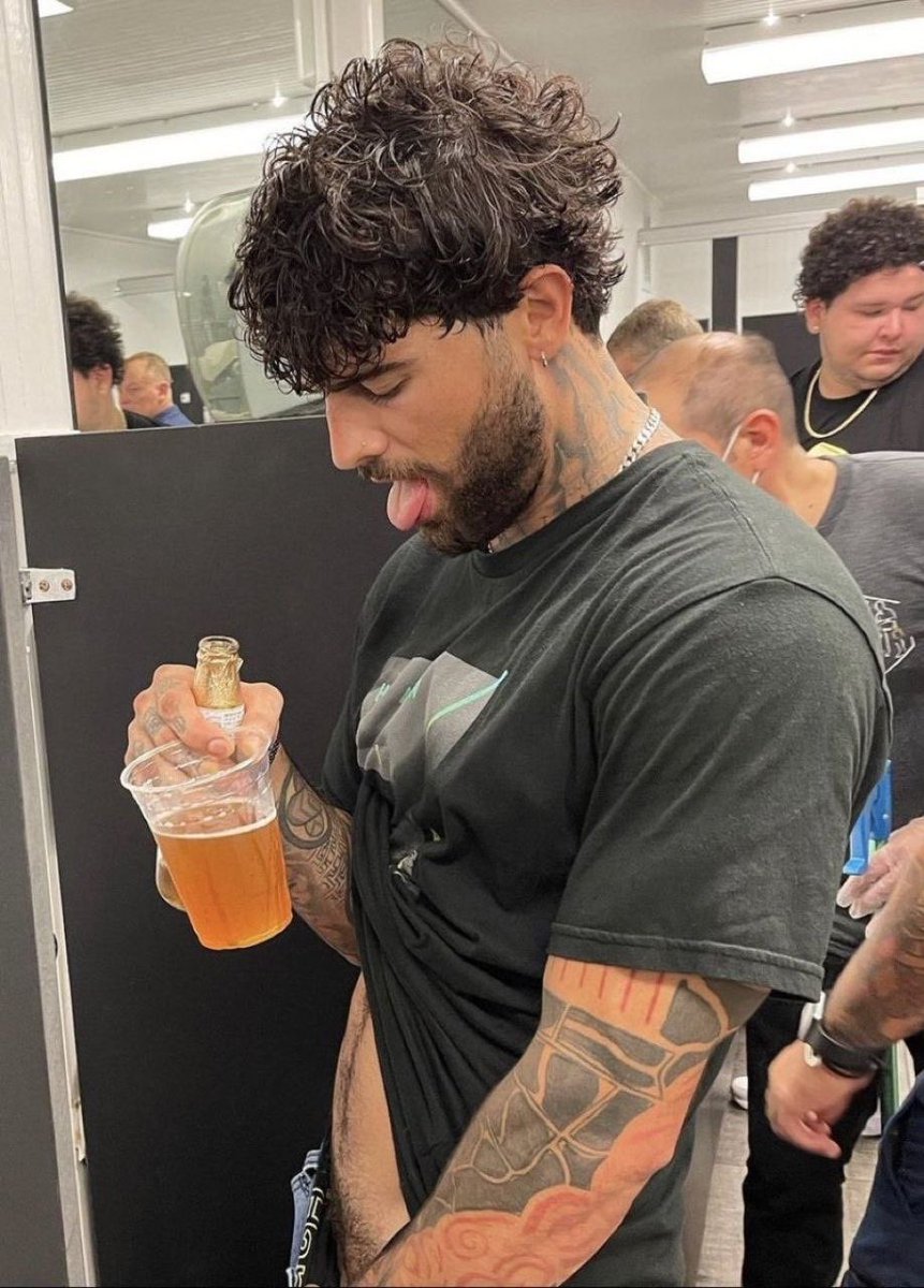 POV: you meet Maluma at the toilet 