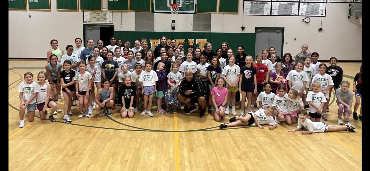 originaljlow20's tweet photo. Another great Youth Fall Clinic! #jesuithoops https://t.co/81WumZN8gL