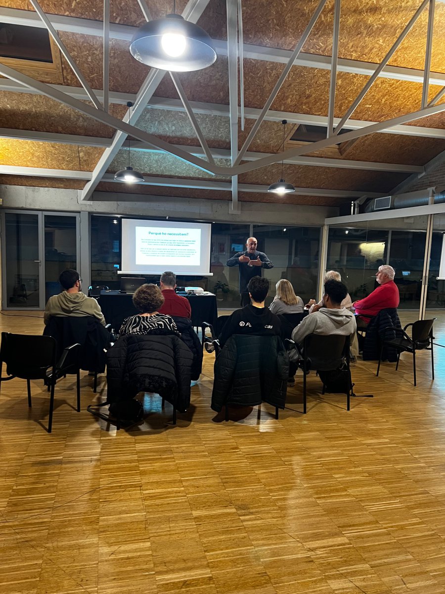 Des de #FemXarxa 🤝 la <a href="/SCELaLira/">La Lira</a>  i <a href="/properess/">Comunalitat ProperESS</a> hem fet una sessió sobre identitat digitals🔐
                                                                              Amb la col·laboració de <a href="/BCN_SantAndreu/">BCN_SantAndreu</a>  i <a href="/tjussana/">Torre Jussana</a>  

Ens veiem a la propera? 👀