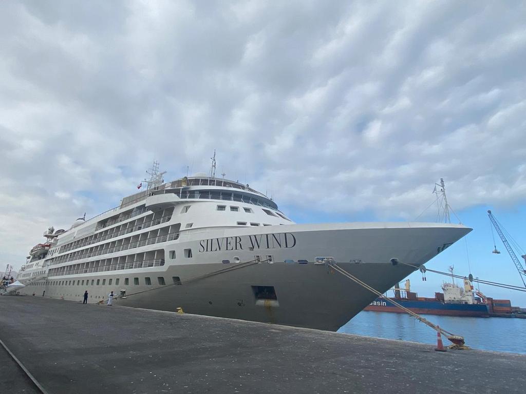 sagchile's tweet photo. Equipo de @sagchile #Antofagasta inspeccionó equipajes de mano de pasajeros que llegaron en el primer crucero #SilverWind de la temporada 2025 al Puerto de Antofagasta, para evitar el ingreso de productos de riesgos al país de 🇨🇱. La nave va rumbo a  Ushuaia #Argentina. https://t.co/6zaGeBoQqT