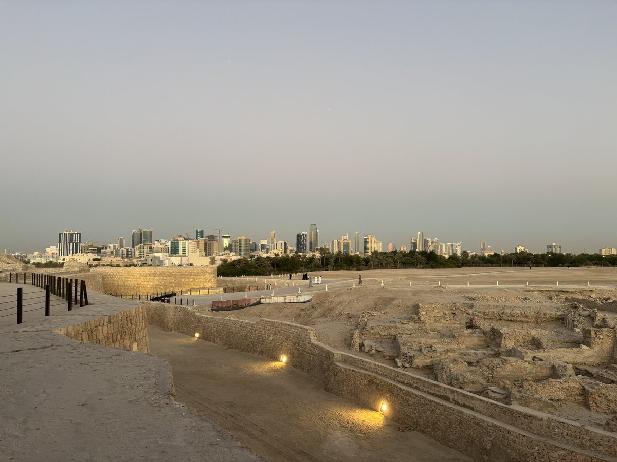 Caelius_'s tweet photo. Heureux d’avoir enfin pu visiter l’emblématique fort de Qal’at al-Bahrain. 

Le site a été la capitale de tous les anciens royaumes de l’île depuis 2050 av. J.-C. jusqu’au XIIe siècle ! https://t.co/KTE29gGOiS