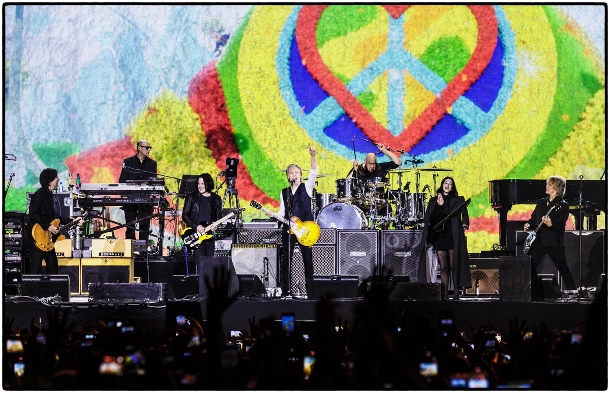 st_vincent's tweet photo. SIR PAUL!!!!!!!!
#CoronaCapital24 https://t.co/yIH28nxnCN