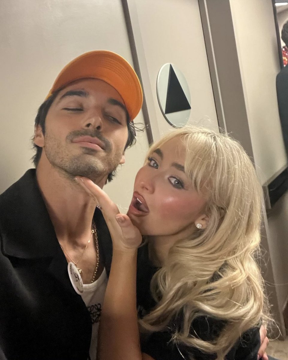 marykatefolan's tweet photo. you wait all day for the taybrina selfie and get TWO
😍🥰🫠 #sweeeeeet https://t.co/CioHlhWLJC