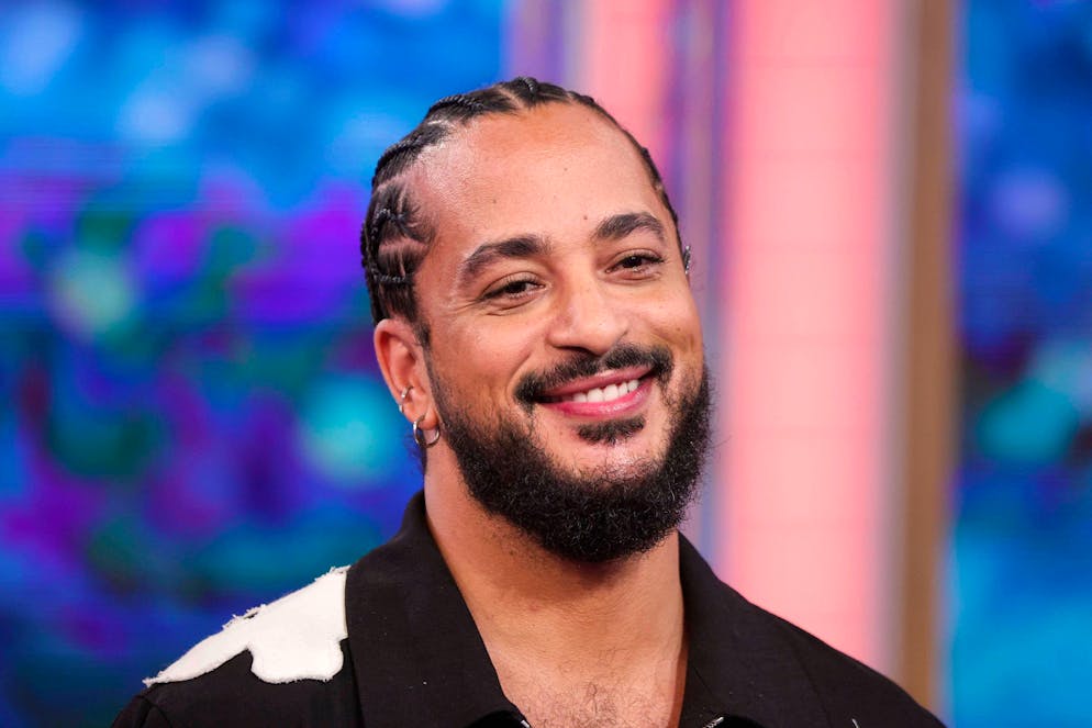 🚨🇫🇷 ALERTE INFO | Selon la plainte déposée, le technicien danse lorsque Slimane passe derrière lui et lui dit : « Dis donc t’es bonne toi ». Alors que l’homme lui répond en plaisantant, le chanteur aurait placé son sexe en érection entre ses fesses, avant d’essayer de saisir le