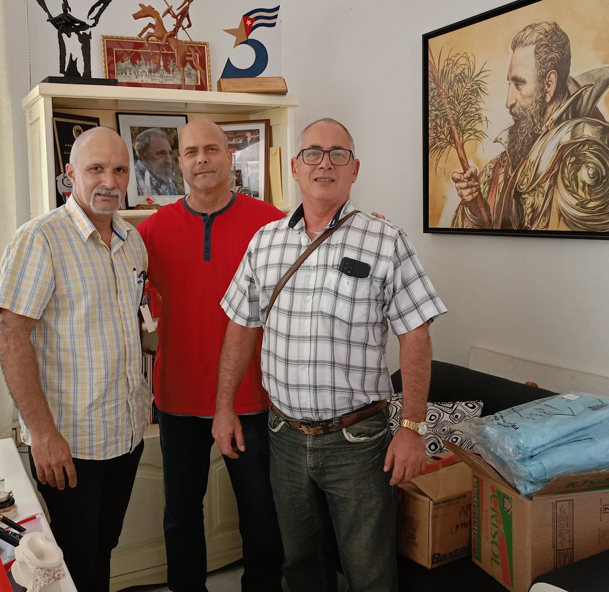 Nos visitan en la sede de los #CDRCuba los doctores Reinaldo Martínez Garrido, director del Hospital "Julio Trigo", y Eduardo Montano Iglesias, Angiólogo de dicha institución. Se les entrega una donación de insumos médicos recibida por nuestra organización. #Cuba #UnidosXCuba