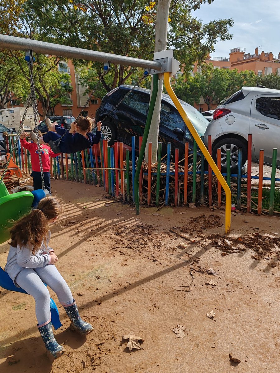 ɐɹɐʌǝnƃ sǝʎǝɹ nuɐɯ tweet media