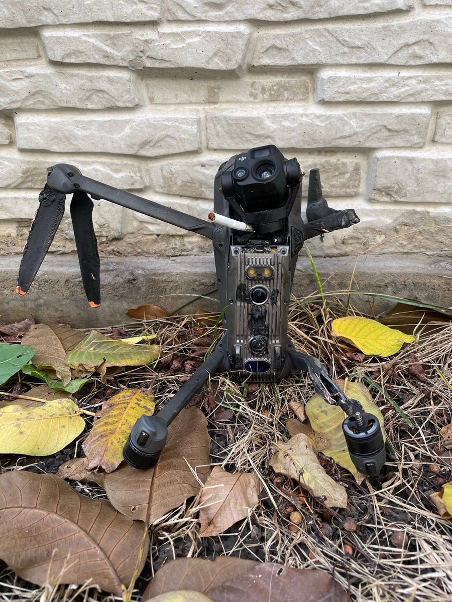 BlindGuardls's tweet image. Коли з усіх сил робиш вигляд що у тебе все ок і ти не згорів.  
А ти згорів.