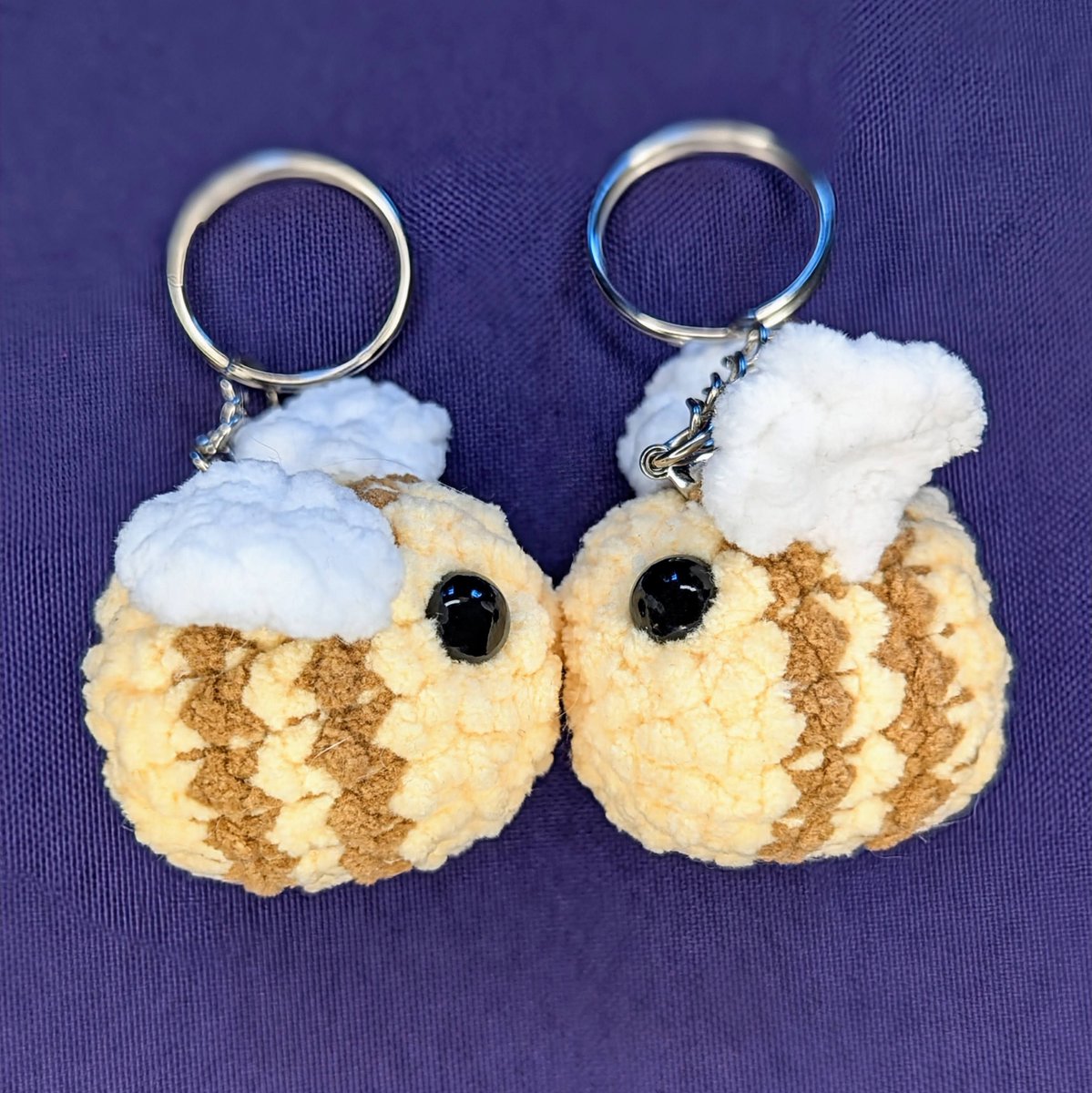 Catface_Studios's tweet photo. Have you ever been tickled by a bumblebee? I have.

Bee Pattern by: @jaydedcrochet 

#artmarket #bee #beeart #beecrochet #crochet #cutebee #cuteart #cute #kawaii #kawaiiart #animalart #animalcrochet #amigurumi #cuteamigurumi #kawaiiamigurumi #plushie #cuteplush #crochetkeychain https://t.co/uCFjFWAVsF
