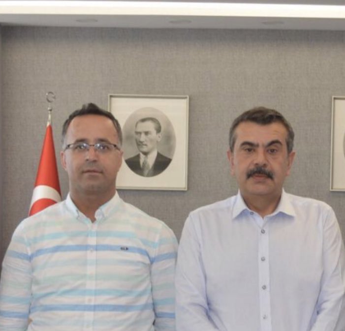 M_EminKILIC9's tweet photo. Zaman bizden yanadır.

Külümüzden yükselen duman bizden yanadır.

Son durak,son ilahi ferman bizden yanadır

Dünya düşman olsa da iman bizden yanadır..

Kapıları açacak çoşkun bin niyaz kaldı 

Ufka bir bak yiğidim @Yusuf__Tekin 

#YusufTekinYalnızDeğildir 
#MeseleYusufTekinDeğil https://t.co/eM6l4F7miZ