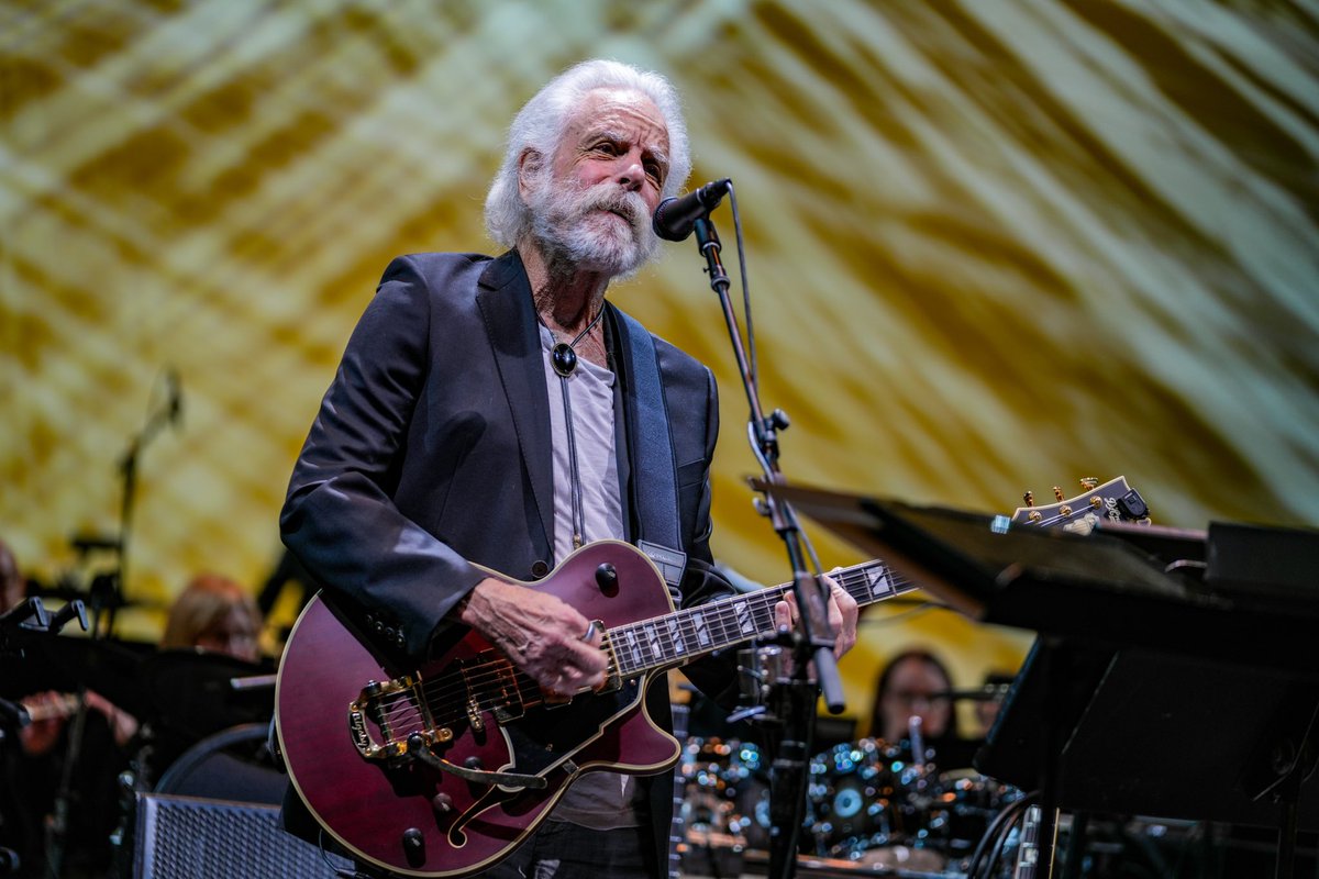 BobWeir's tweet photo. Never miss a Sunday show! Chicago, that was too much fun. We'll see you again tonight... 🐺🎼 

📸: @BoltOfSunshine https://t.co/322RB6kJVk
