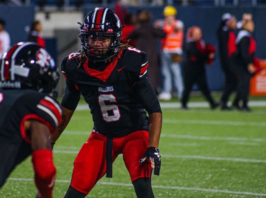 Sophomore year
50 TKL
4 SAC
8 TFL
1 INT
1FF
hudl.com/v/2Qrsr4
