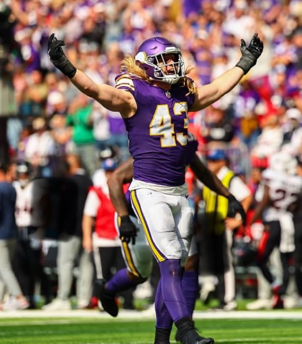 LEGENDARY: #Vikings pass rusher Andrew Van Ginkel is 3rd player in #NFL HISTORY with multiple pick-sixes &amp; eight or more sacks in the same season. 

🤯

AVG has been special for Minnesota.

(Via: NFL Research)