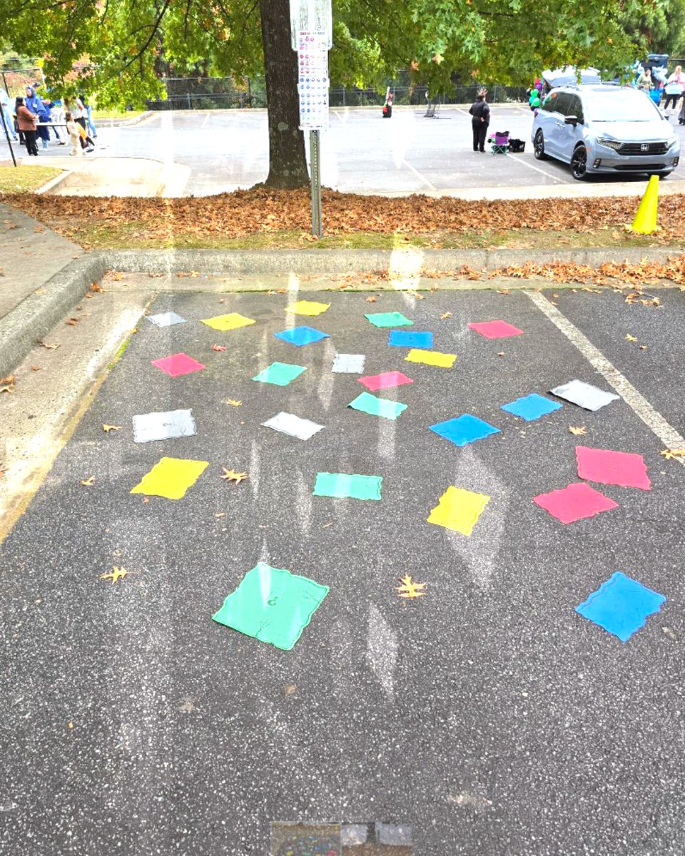 CHRIS180_Change's tweet image. Students at Lake Forest Elementary enjoyed playing &apos;Emotions/: The floor is Lava&apos; at their fall festival with CHRIS 180 Therapist, Marquita Davis, AMFT. This was a fun activity for students to learn about their emotions in an engaging way! @FultonCoSchools #Atlantayouth