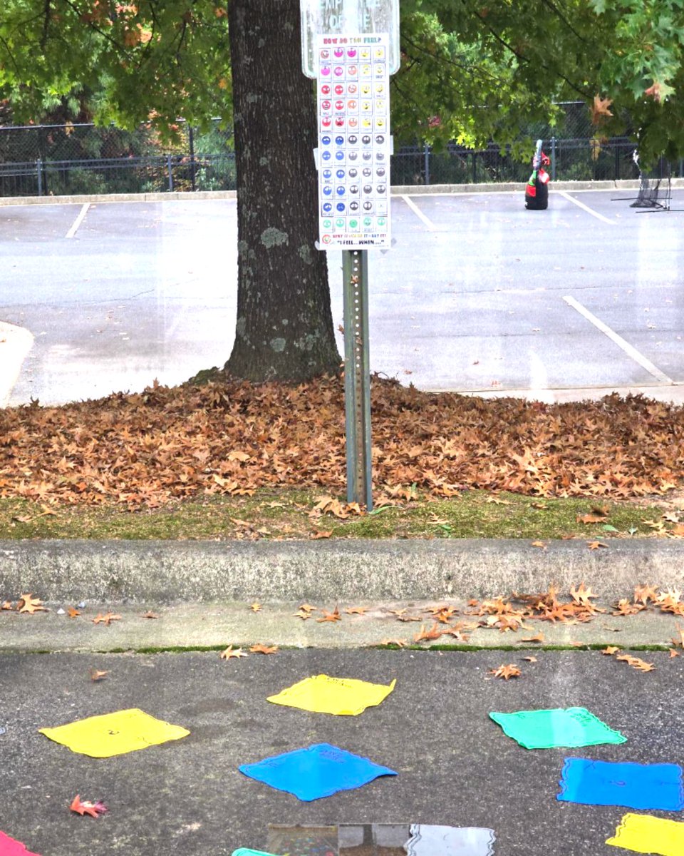 CHRIS180_Change's tweet image. Students at Lake Forest Elementary enjoyed playing &apos;Emotions/: The floor is Lava&apos; at their fall festival with CHRIS 180 Therapist, Marquita Davis, AMFT. This was a fun activity for students to learn about their emotions in an engaging way! @FultonCoSchools #Atlantayouth