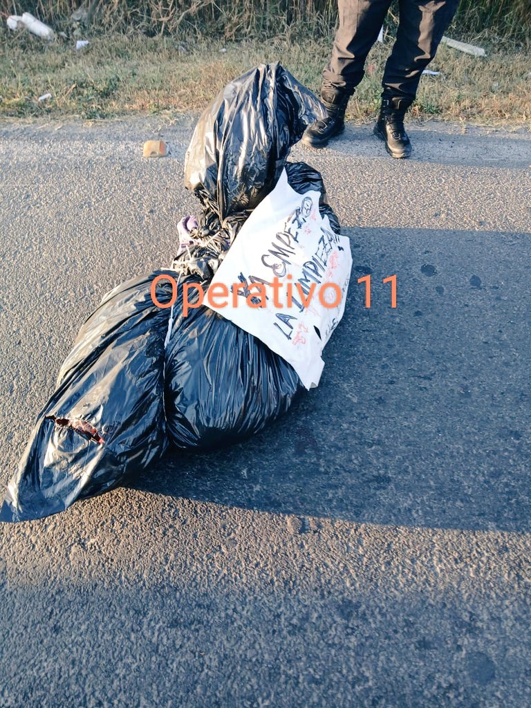 Gerardocelotl's tweet photo. Más violencia en el #Edomex. Esta mañana un cuerpo #embolsado fue hallado sobre la carretera Tláhuac-Chalco. Presentaba marcas de tortura y tenía una cartulina pegada con el texto: "Ya empezó la limpieza Att 22 de octubre".
#Valledechalco
#homicidio 
#delincuencia https://t.co/6b1ivVAerJ