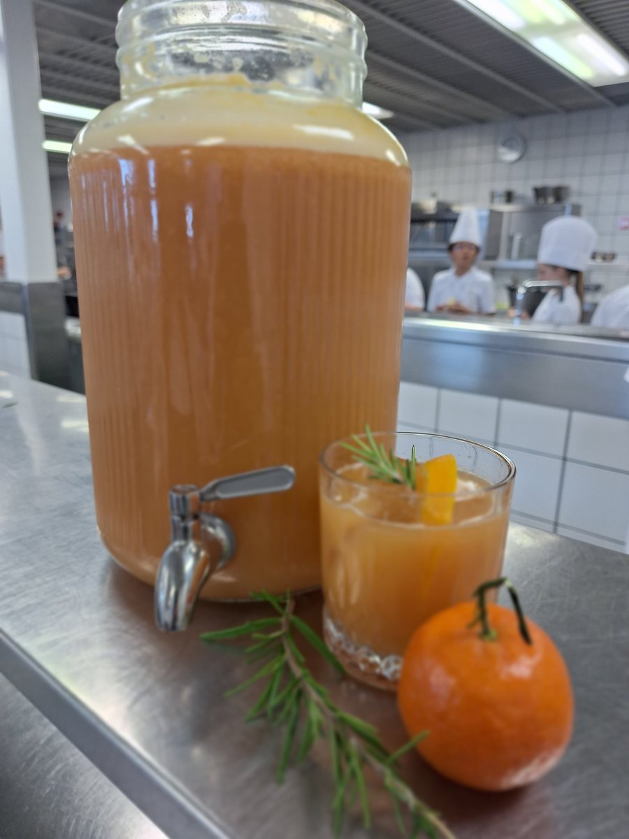 Testing onze mocktail `talent is a flame` voor de warmste bar. Nu nog de Laura G mousse , de Sander G smoutebollen en de Zita Cake en we zijn klaar voor volgende week maandag <a href="/DeWarmsteWeek/">De Warmste Week</a> <a href="/SanderGillis/">Sander Gillis</a> <a href="/MNMbe/">MNM</a> <a href="/lauragovaerts/">Laura Govaerts</a> #talentis #voedingverbindt