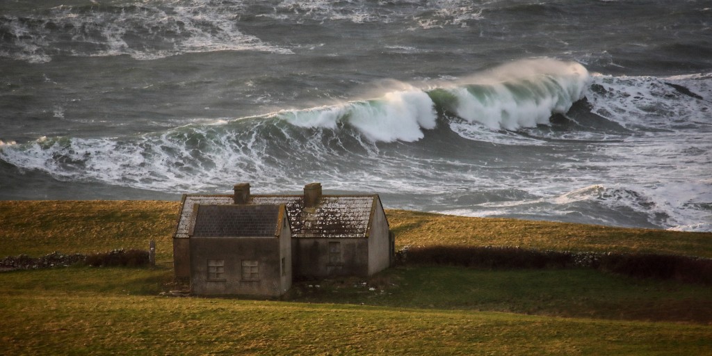 #Doolin brings the drama 🌊🏠✨ 

With charming cottages, wild waves, and a never-ending list of things to do, why would we want to be anywhere else? 💙

Ready to experience it for yourself? Tap the link and start planning 📲 bit.ly/3vgW0nk
#KeepDiscovering