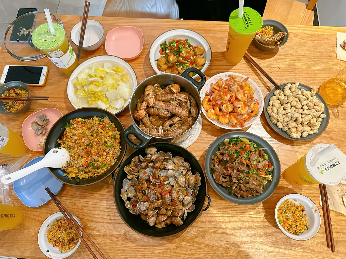 上一次做这一桌菜，是3个月前了。
最近也该约约朋友，吃吃饭了。
不然快把这配方都忘干净了。