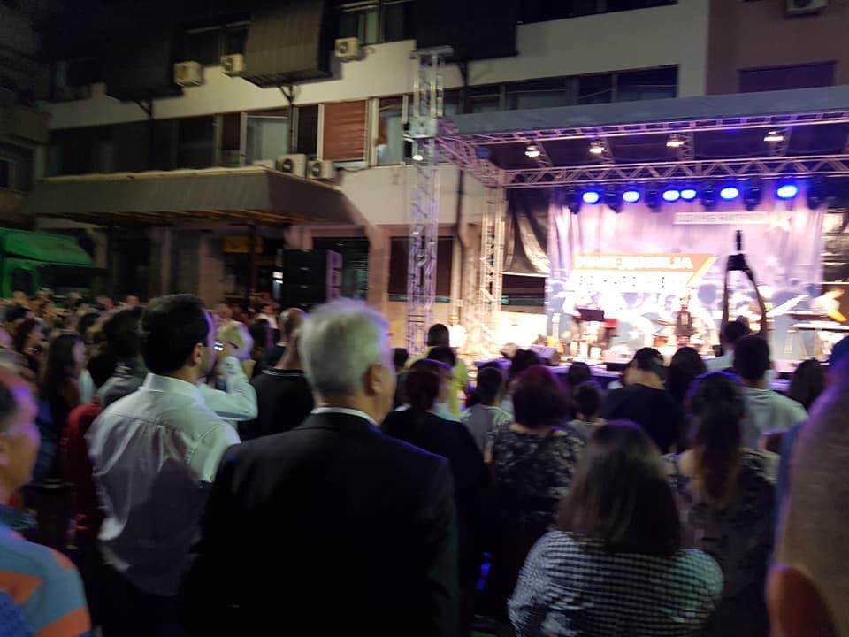 sunnyvagrant's tweet photo. Ако баба лаже, траг не лаже.

ДНК ја прославија Северна во 2018 година на таканаречениот НАТО-Фест и по повод промената на името, заедно со Елена Ристеска, настапија во Штип.

Панчо - Маже на годината што лаже. https://t.co/qsyeQzfqN4