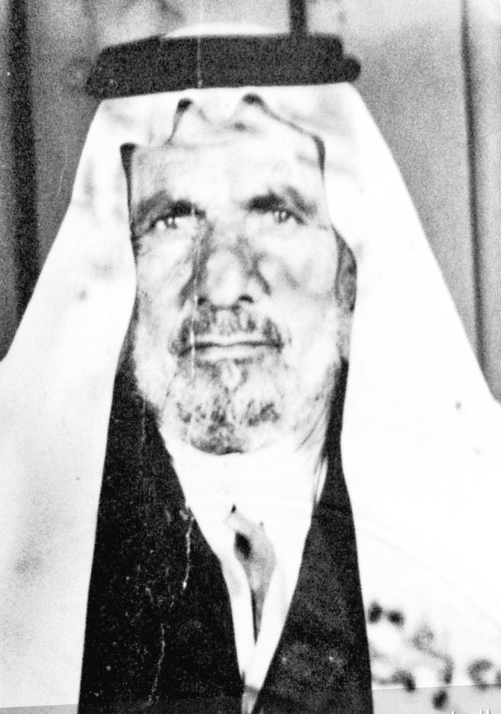 الشاعر سفر بن هجود الشدّادي رحمه الله

من مشاهير قبيلة الشدادين وأعلامهم البارزين ، له عدد من القصائد ، ومن شعره يقول :

يحدنا الوقت والايام غدّاره
وان جوا ضيوف العشاء دايم نعشيها

والكيف حنا نجيب البن وبهاره
ونشب نار ٍ منحرة ٍ مصافيها

#الشدادين
#بني_الحارث