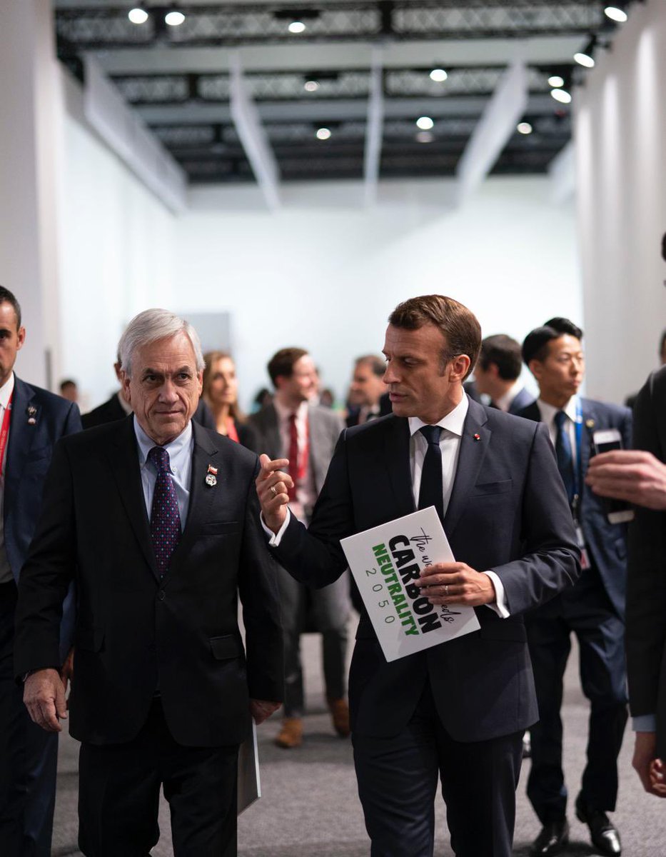 A propósito del G20. Los Presidentes Piñera y Macron en Osaka, Japón. Caminando al plenario después de una reunión para buscar formas de acelerar la carbono neutralidad, organizada por Chile.