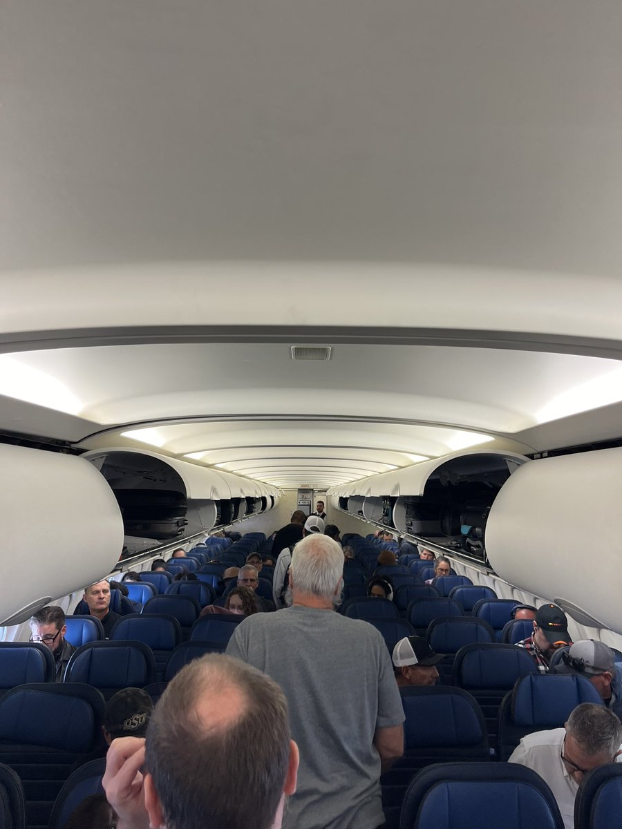 TheNoteEater's tweet image. Say @united can you please stop fucking gate checking my carryon bag? Like 10 flights in a row now.  #YSF