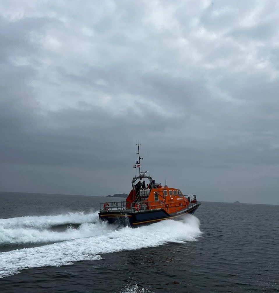 On Friday 15 November our volunteer #RNLI crew launched to reports of a vessel taking on water, 5 miles west of Park Head. 

The crew of the vessel managed to stem the flow of water. Padstow RNLI escorted the vessel to Camel Quarry where Wadebridge Boatyard was able to takeover.