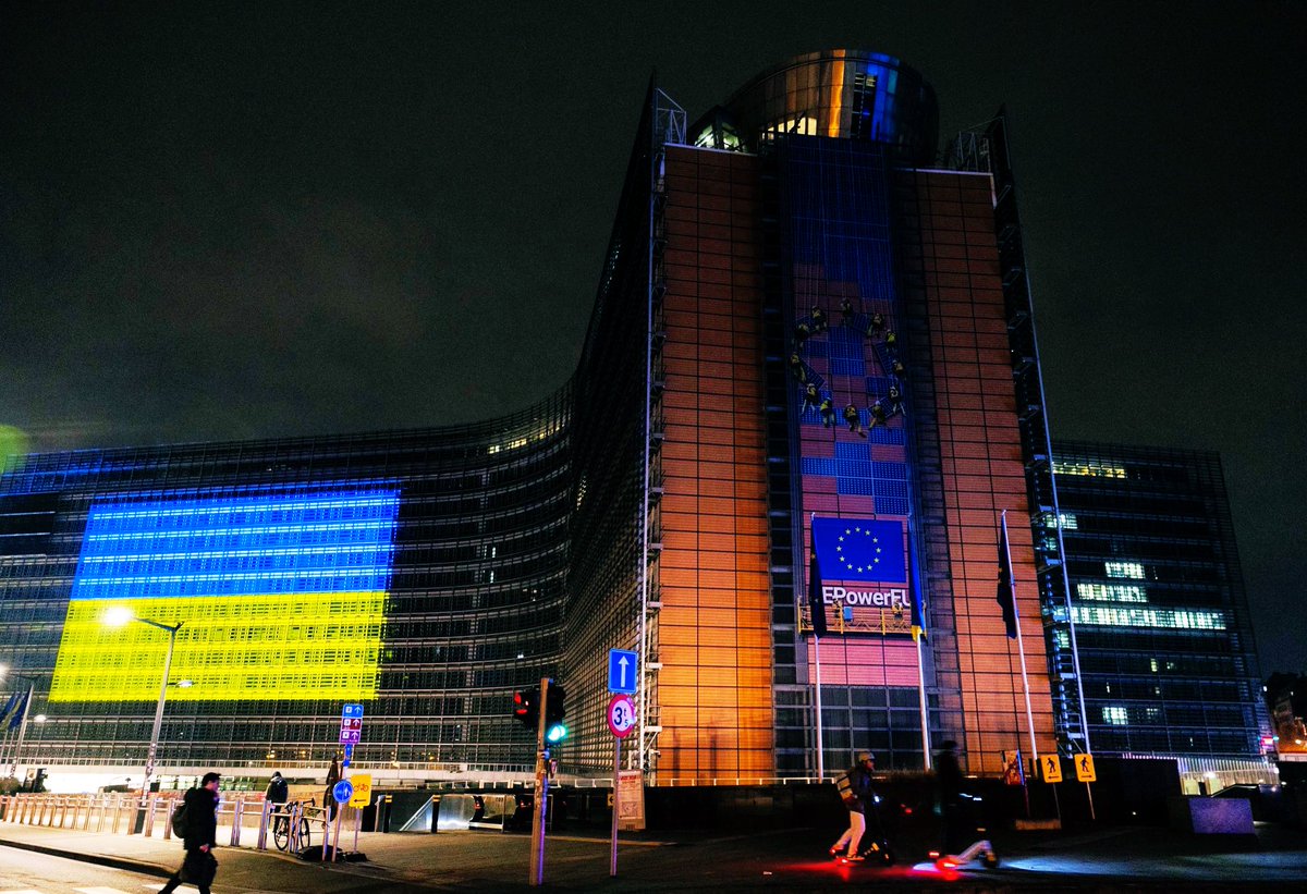 vonderleyen's tweet image. In 2022, Russia thought its full-scale invasion would end in days.

1,000 days later, Ukraine bravely resists.

On the battlefield.

And against criminal attacks on civilian targets.

Tonight our buildings adorn the Ukrainian flag to honour the brave men and women of Ukraine.