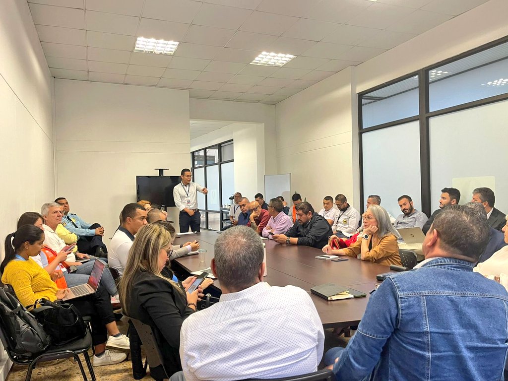 🚖✈️ La #SuperTransporte participó en la mesa de trabajo realizada en #Medellín, para presentar propuestas sobre el servicio de transporte público hacia y desde el <a href="/AeroMedellinRNG/">Aeropuerto Medellín/Rionegro José Ma. Córdova</a>. ¡Trabajando juntos por un transporte más eficiente y accesible y por una #MovilidadSostenible!