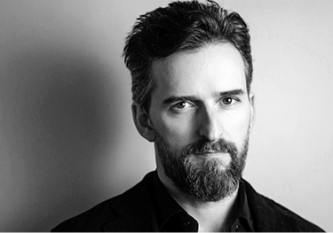 Reinhard Kaiser-Mühlecker erhält den Österreichischen Buchpreis 2024

Reinhard Kaiser-Mühlecker wird für sein Buch „Brennende Felder“ (@sfischerverlage)  mit dem Österreichischen Buchpreis ausgezeichnet. Der Debütpreis geht an Frieda Paris für den Titel „Nachwasser“ (Voland &amp;