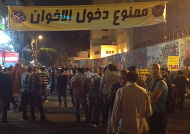 "اشهد يا محمد محمود، كانوا ديابة وكنا أسود." شارع عيون الحرية 19/11/2011

النهاردة الذكرى الـ13 لمذبحة محمد محمود، المعركة اللي فضحت العسكر وكشفت خيانتهم لثورة يناير ولدم الشهداء، وبيع الاخوان لاهم بنود الثورة وتحالفهم مع العسكر، تعالوا نرجع بالزمن ونحكي الحكاية من البداية.

1/8