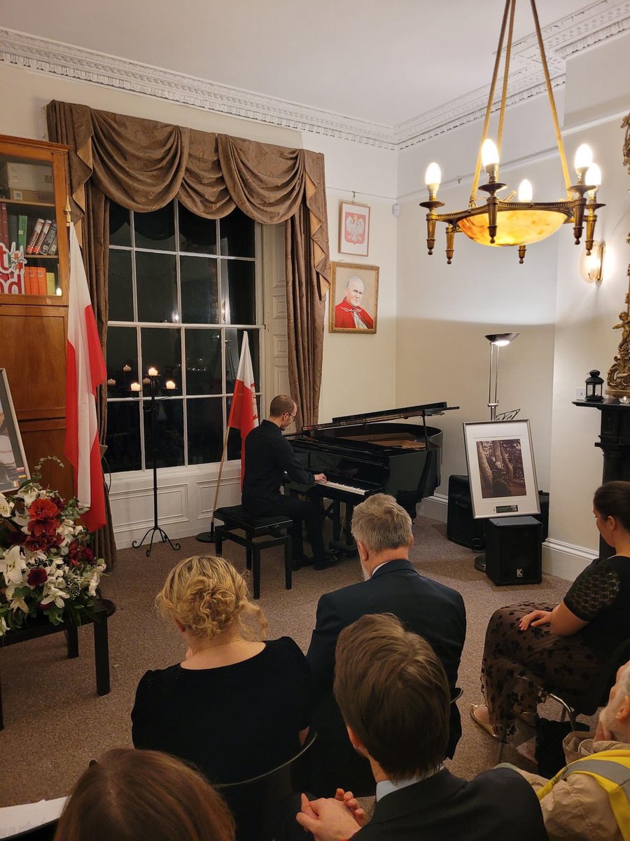 ChrisWolny's tweet photo. Poland’s #Independence Day in the Polish House yesterday. Lecture ‘How a Polish insurgent song became an Irish Battle Hymn thanks to Constance #Markievicz’, Chopin’s pieces and delicious food. Huge thanks to everyone involved in this event!
#IrishPolishSociety #Niepodległa https://t.co/LNadPGnhBs
