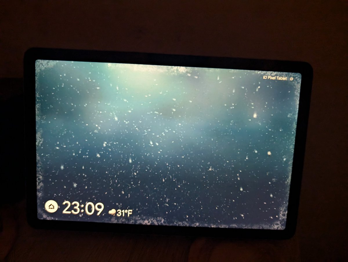 darryllm's tweet photo. How sweet is the #GooglePixelTablet on the weather screensaver. Looks like snow is building on the edges 😊 So cute 🥰 #SweetDreams everyone. Enjoy the fabulous first #snow of the season 😁😁😁 https://t.co/w4I6PHeA5Y